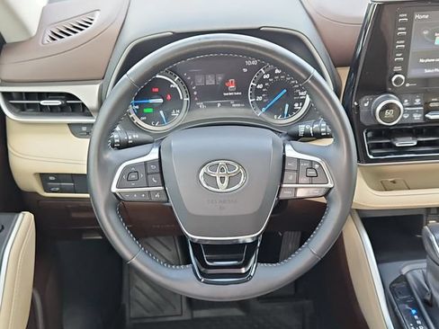 Used 2021 Toyota Highlander XLE AWD/4WD image 28