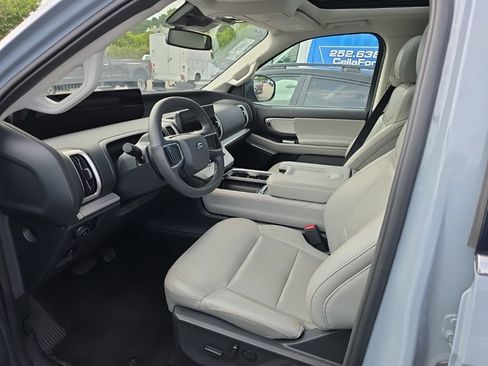 Certified 2025 Ford Expedition Active AWD/4WD image 5