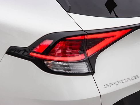 Used 2023 Kia Sportage LX image 8