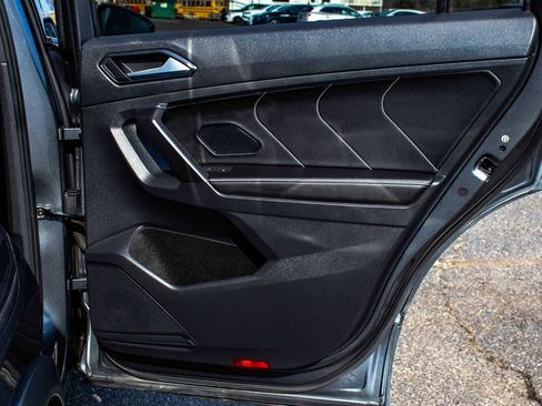 Used 2022 Volkswagen Tiguan SE R-Line image 12