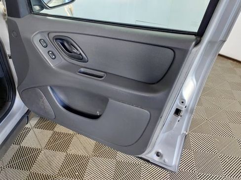 Used 2005 Ford Escape XLS FWD image 17