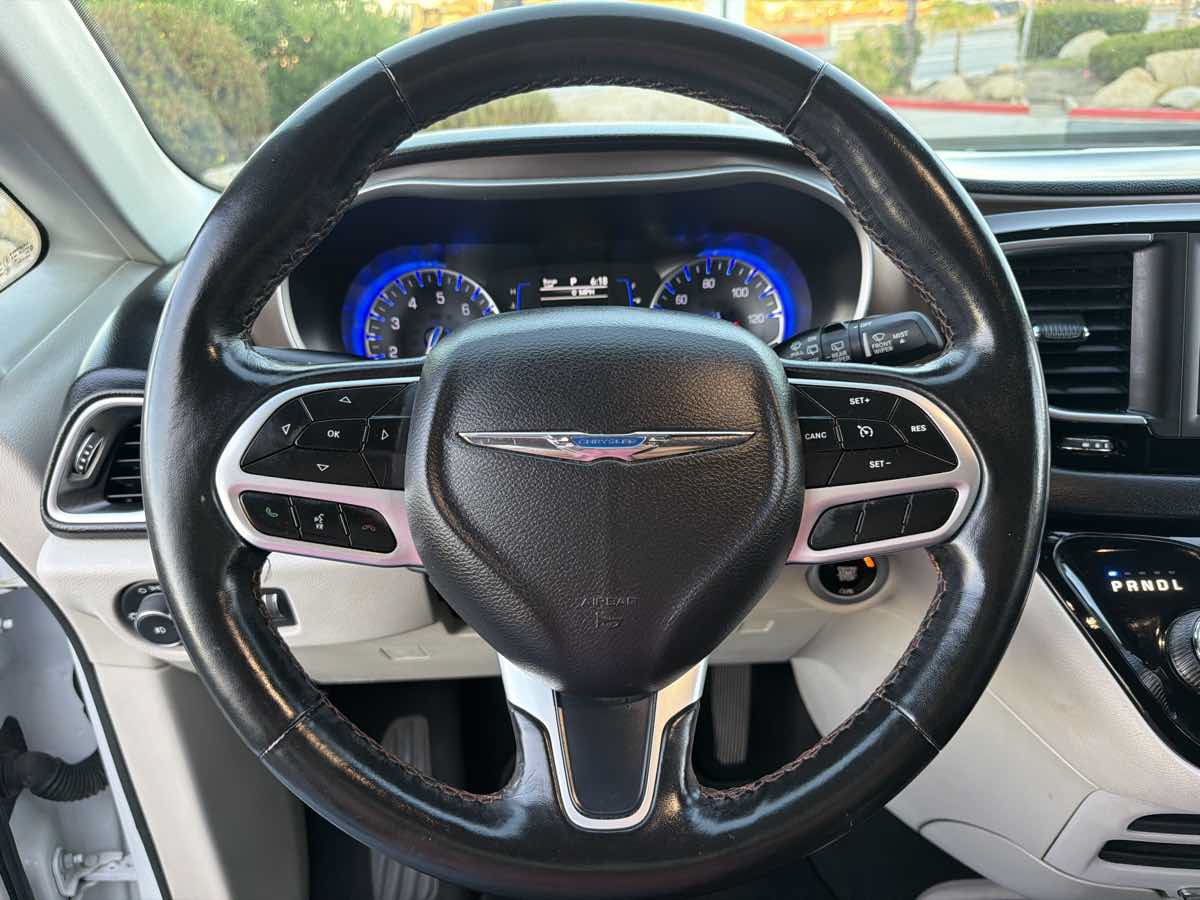 Used 2019 Chrysler Pacifica Touring-L FWD image 29