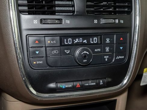 Used 2014 Chrysler Town & Country Touring FWD image 17