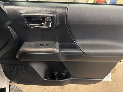 Used 2016 Toyota Tacoma TRD Sport image 25