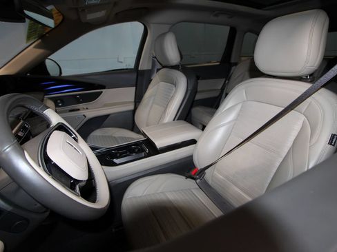 Used 2025 Lincoln Nautilus Reserve AWD/4WD image 4