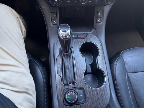 Used 2019 GMC Acadia SLT AWD/4WD image 16
