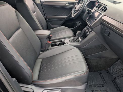 Used 2024 Volkswagen Tiguan SE image 31