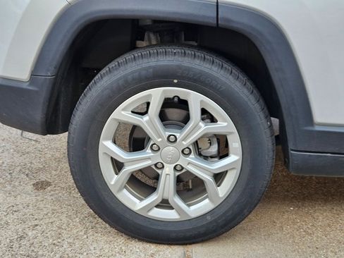 Used 2024 Jeep Compass Latitude AWD/4WD image 17