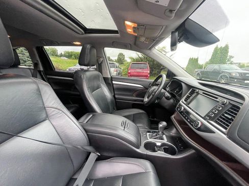 Used 2019 Toyota Highlander XLE AWD/4WD image 4