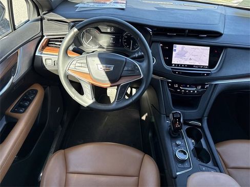 Used 2025 Cadillac XT5 Premium Luxury image 12