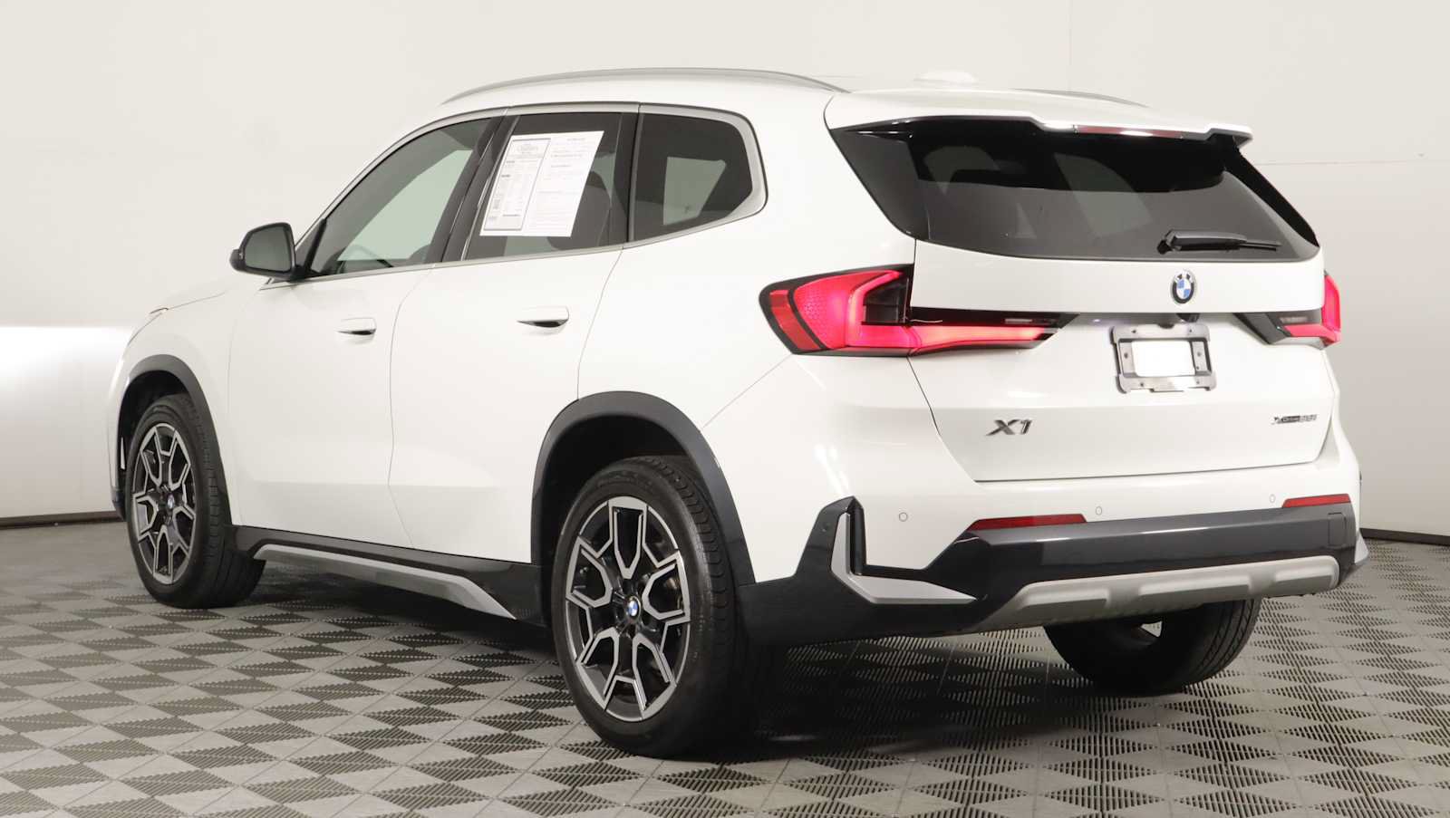 Used 2025 BMW X1 xDrive28i w/ Convenience Package AWD/4WD image 4