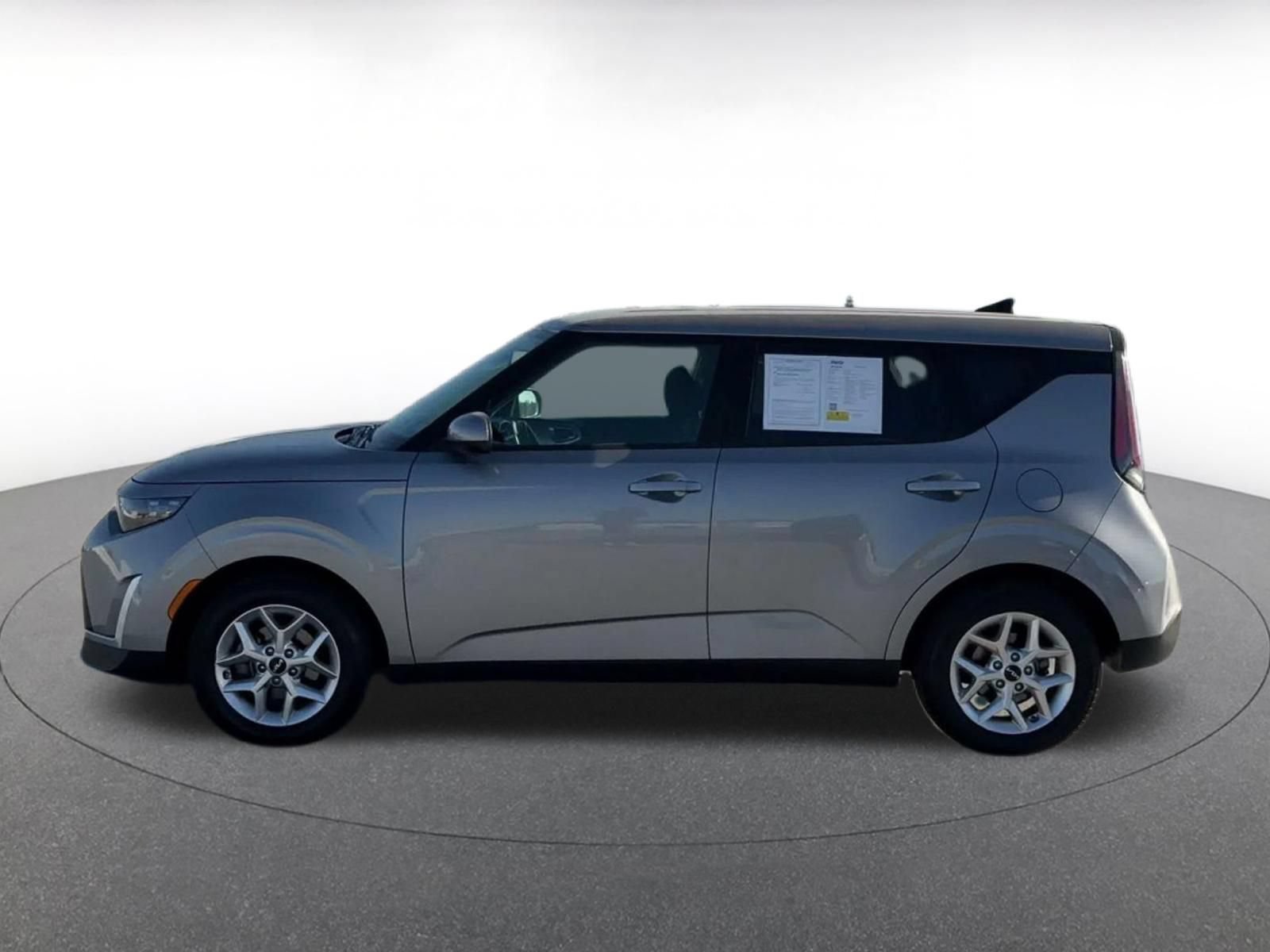 Used 2025 Kia Soul LX w/ LX Technology Package FWD image 8