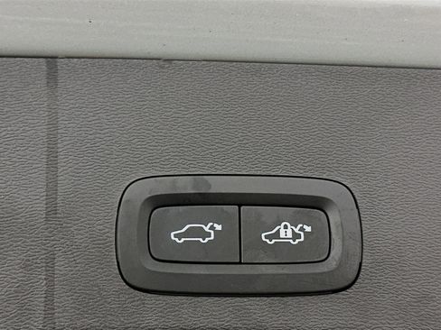 Used 2025 Volvo XC40 B5 Core image 31