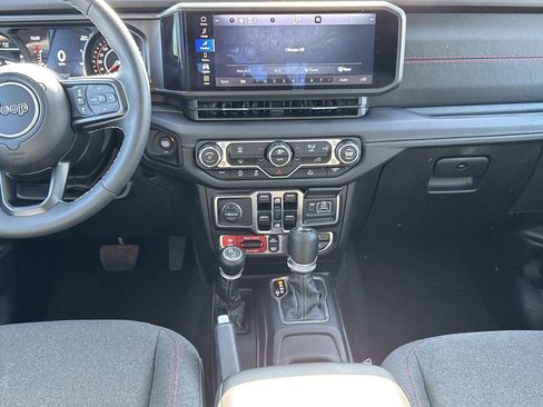 Certified 2025 Jeep Wrangler Unlimited Rubicon image 10