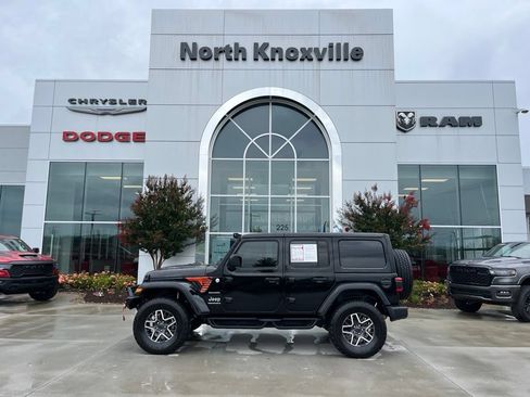 Used 2024 Jeep Wrangler Unlimited Sahara w/ Technology Group AWD/4WD image 2