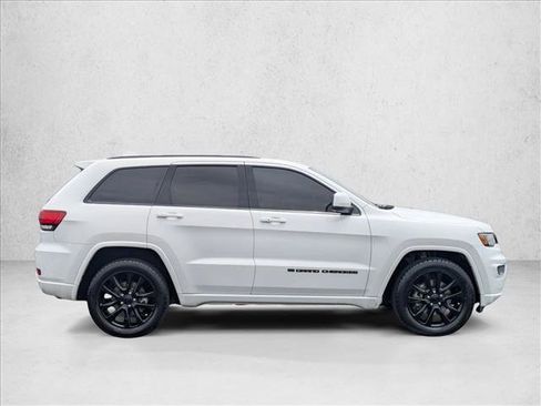 Used 2022 Jeep Grand Cherokee Laredo X RWD image 4
