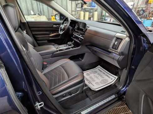 Used 2024 Nissan Pathfinder Platinum AWD/4WD image 5