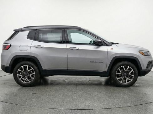 Used 2025 Jeep Compass Trailhawk AWD/4WD image 11
