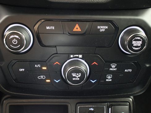 Used 2019 Jeep Renegade Latitude w/ Popular Equipment Group image 19