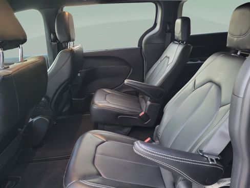 Used 2025 Chrysler Voyager LX FWD image 6