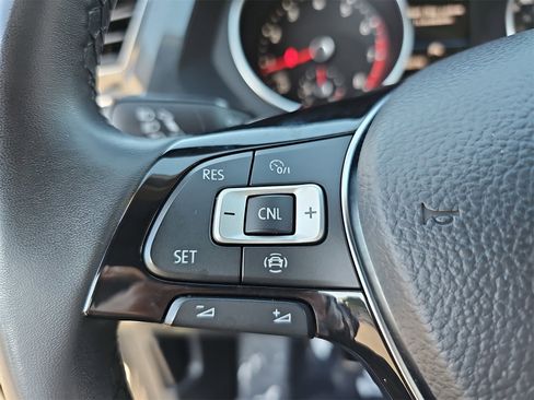 Used 2020 Volkswagen Tiguan SE image 18