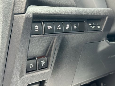 Used 2025 Toyota Sienna Platinum image 16