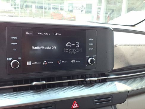 Used 2024 Kia Carnival LX FWD image 11