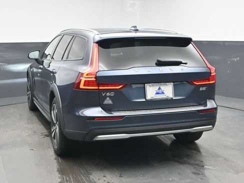 Used 2023 Volvo V60 B5 Cross Country Plus image 7
