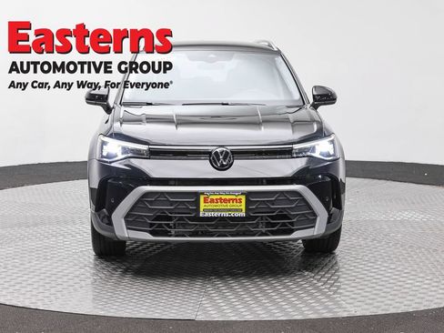 Used 2025 Volkswagen Taos SE FWD image 2