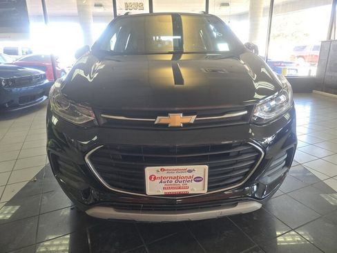 Used 2021 Chevrolet Trax LT w/ Midnight Edition image 2