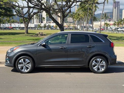 Used 2022 Kia Niro EX Premium FWD image 2