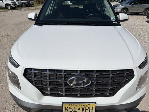 Used 2025 Hyundai Venue SEL FWD image 2