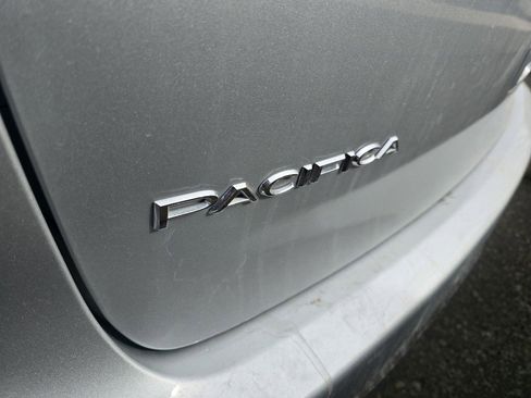 Used 2024 Chrysler Pacifica Select image 16