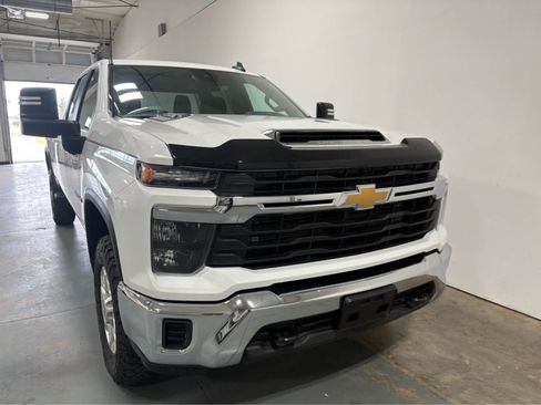Used 2024 Chevrolet Silverado 3500 LT AWD/4WD image 5