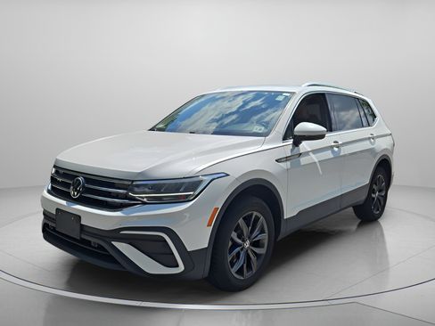 Used 2023 Volkswagen Tiguan SE FWD image 1