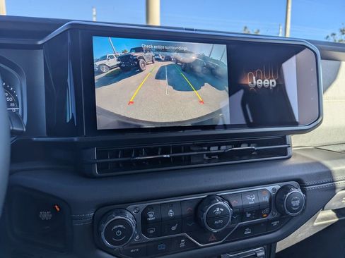 Used 2024 Jeep Wrangler Sahara image 30