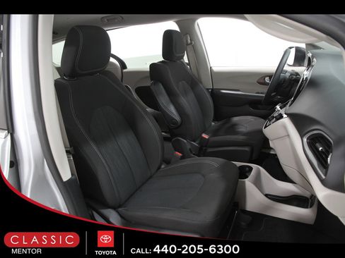 Used 2024 Chrysler Voyager LX image 18