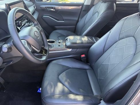 Used 2024 Toyota Highlander Platinum FWD image 10