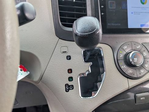 Used 2012 Toyota Sienna LE image 27