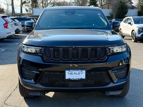 Used 2025 Jeep Grand Cherokee Altitude image 2