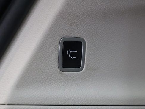 Used 2024 Chrysler Pacifica Touring-L FWD image 34