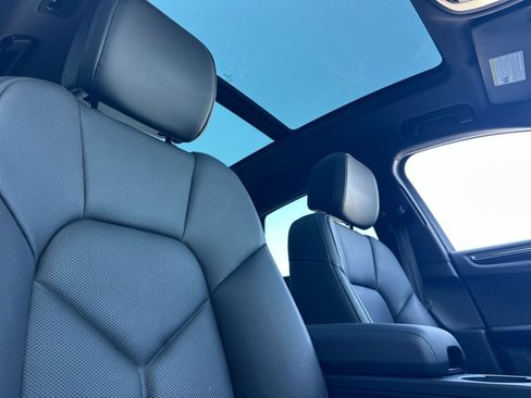 Certified 2026 Porsche Macan AWD/4WD image 17