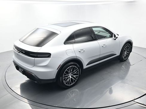 Certified 2025 Porsche Macan Electric image 40