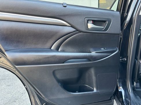 Used 2019 Toyota Highlander AWD V6 image 14