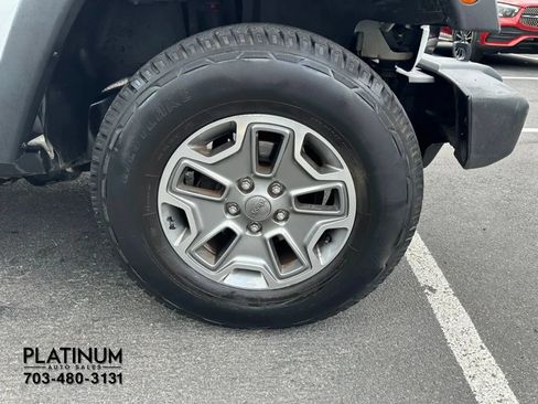 Used 2017 Jeep Wrangler Unlimited Rubicon w/ Connectivity Group AWD/4WD image 17