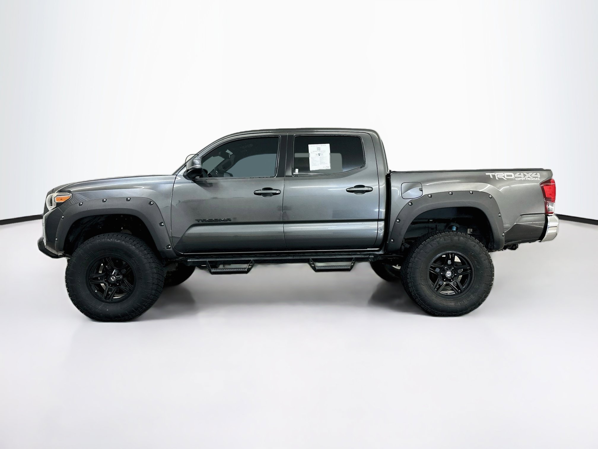 Used 2019 Toyota Tacoma TRD Off-Road AWD/4WD image 4