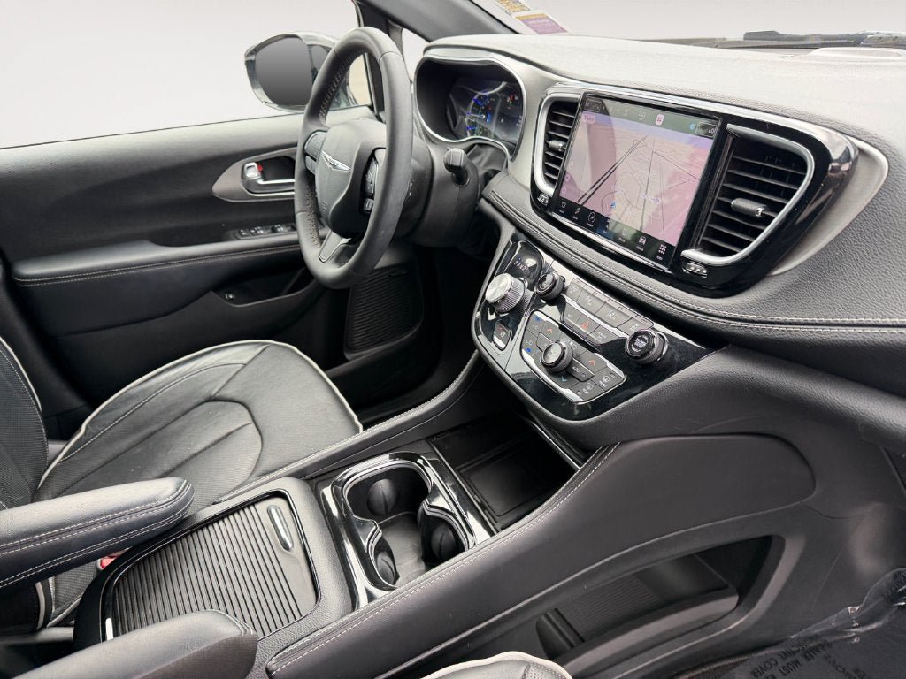 Used 2023 Chrysler Pacifica Limited w/ Uconnect Theater Family Group FWD image 26