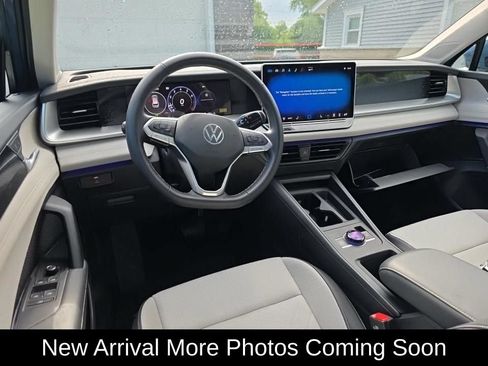 Used 2025 Volkswagen Tiguan SE w/ Panoramic Sunroof Package AWD/4WD image 3