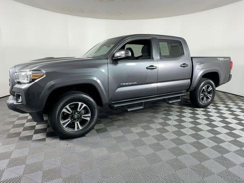 Used 2019 Toyota Tacoma TRD Sport image 18