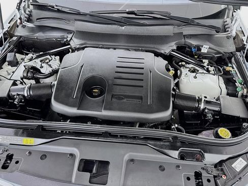 Used 2023 Land Rover Discovery Metropolitan Edition image 32